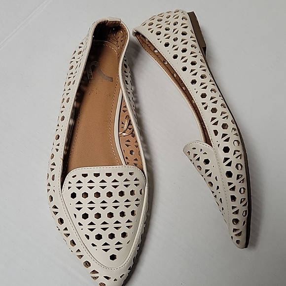 Report Shoes - Report Women's Cream Laser-Cut Pointed Flats